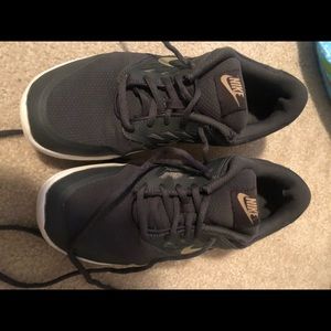 grey and gold nike runners